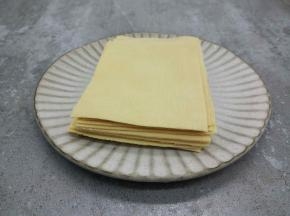 豆皮对折，分成小块