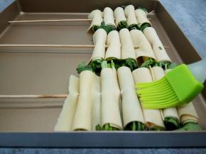 豆皮香菜烤串放不粘靠谱，刷一层芝麻油，