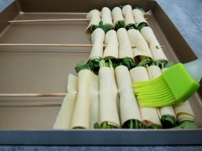 豆皮香菜烤串放不粘靠谱，刷一层芝麻油，
