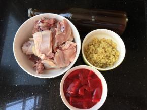 母鸡洗净切块，鸡血划开即可，姜切成碎米