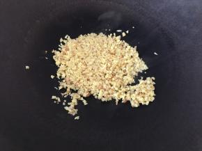 锅里烧热后直接放姜米下去翻炒，中小火一点要炒至有点发黄才可以
