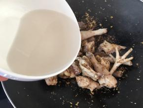 然后加半碗清水先把鸡肉煮熟一下