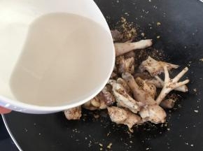 然后加半碗清水先把鸡肉煮熟一下