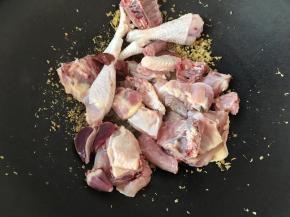 炒黄之后把鸡块放到姜米上面，吸收姜的味道