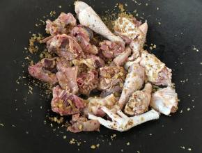 接着一起翻炒均匀，鸡块全部裹上姜米