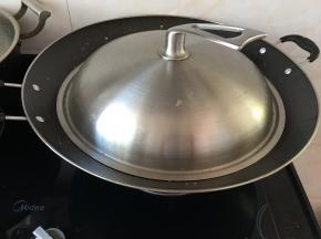 锅盖盖上大火煮开后转小火十分钟