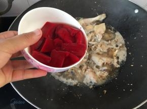 接着加入鸡血一起