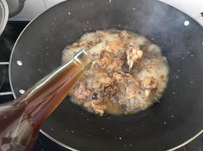 倒入半瓶自己酿的黄酒，盖上锅盖再煮五分钟就可以啦