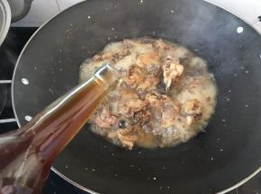 倒入半瓶自己酿的黄酒，盖上锅盖再煮五分钟就可以啦