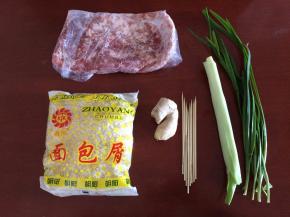 准备食材：羊肉馅、面包屑、葱、姜、韭菜、竹签