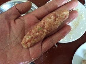 我这个用量共分成10份，取一份在两手之间来回摔打，再整理成如图的样子