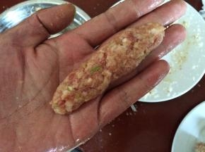 我这个用量共分成10份，取一份在两手之间来回摔打，再整理成如图的样子