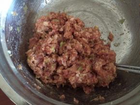 肉馅中放入精盐、胡椒粉、料酒、葱姜末，酱油，搅拌上劲拌成肉馅