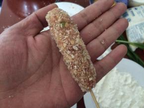 在中间插上一根竹签