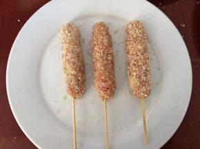 做好的蒲棒生坯，要留出一段竹签做把