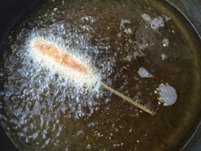 大勺里放入色拉油，4成热的时候就放入蒲棒生坯