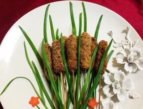 中小火慢炸至完全成熟捞出摆盘，用韭菜叶点缀一下即可