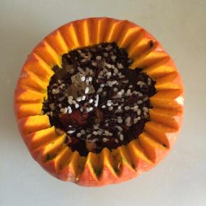 把泡好的米、大枣、冰糖放入南瓜内，放入足量的水