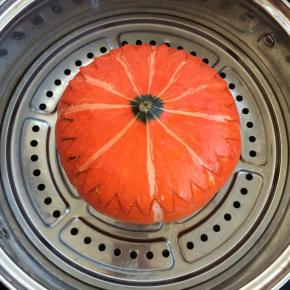 把切下来的南瓜盖在上面，上蒸锅蒸制50分钟