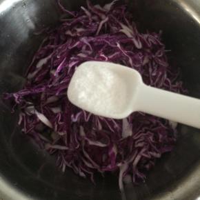 放入精盐、味精、白糖、香油拌均匀