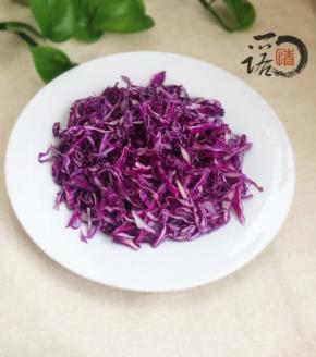 一盘色泽亮丽、味道爽口的凉拌紫甘蓝就做好了