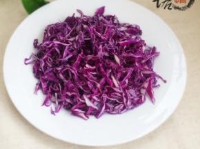 一盘色泽亮丽、味道爽口的凉拌紫甘蓝就做好了