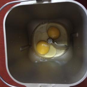 将鸡蛋放入面包桶