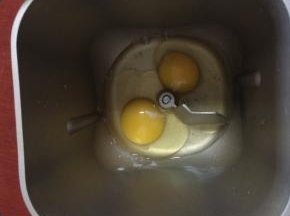 将鸡蛋放入面包桶