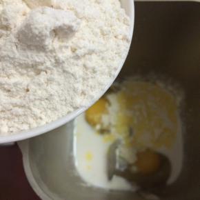 将筛过的面粉放入