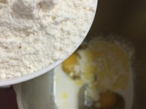 将筛过的面粉放入