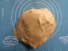 和好的面团取出排气