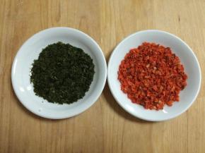 准备适量的烘干胡萝卜碎和海苔碎