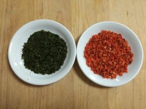 准备适量的烘干胡萝卜碎和海苔碎