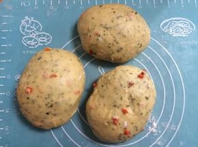 将面团分成三个等份