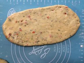 取一份面团擀成长条状