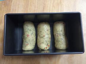 依次卷好后，放入Chefmade学厨土司模具中排好