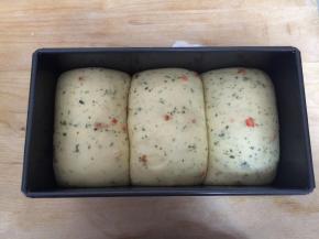 开启烤箱，预热180°，放入发酵好的面团，下层烘烤20分钟