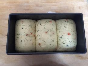 开启烤箱，预热180°，放入发酵好的面团，下层烘烤20分钟