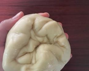 把油皮轻轻擀开，然后包裹住油酥把油皮轻轻擀开，然后包裹住油酥