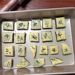 刷上一层蛋液，撒上芝麻