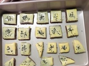 刷上一层蛋液，撒上芝麻