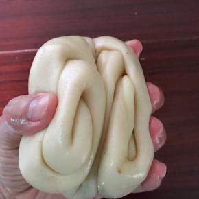 静止好的面团，两端向中间收紧