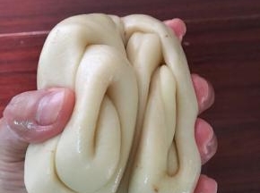静止好的面团，两端向中间收紧