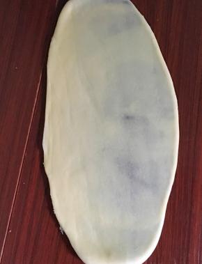 收口朝下，用擀面杖擀成椭圆形