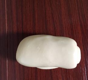 把长条状的面团自上而下卷起来，盖上保鲜膜静止10分钟