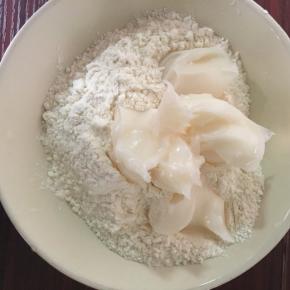 油酥材料混合，揉成团