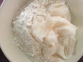 油酥材料混合，揉成团