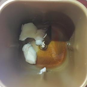 油皮的材料依次放入面包机桶里