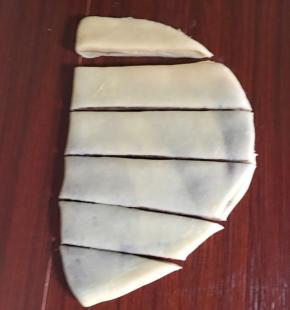 对折后擀成大致0.8CM厚左右