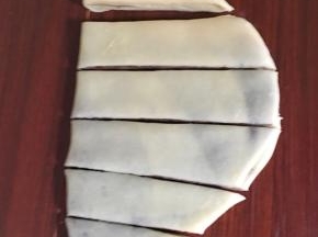 对折后擀成大致0.8CM厚左右